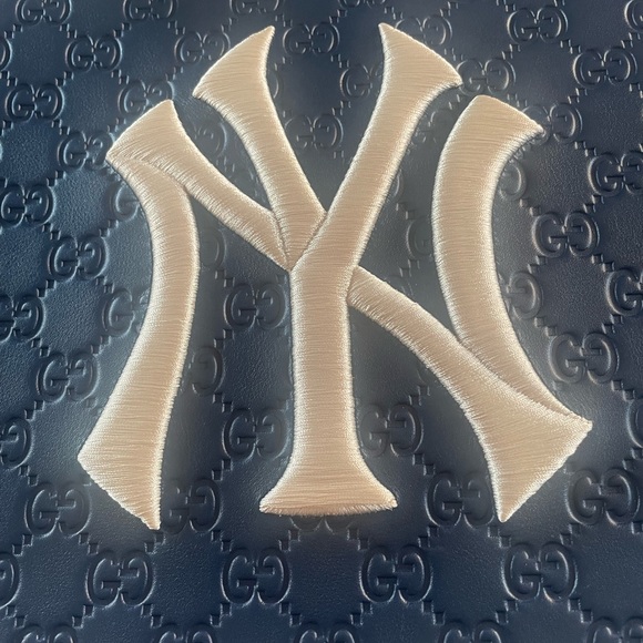 Gucci Men's Leather Blue Pouch With NY Yankees Logo - Picture 5 of 13